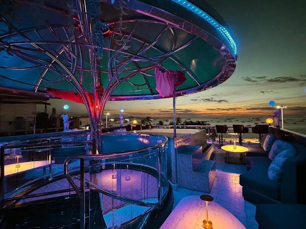The Globe Hotel, Bar & Restaurant Pattaya Exterior foto
