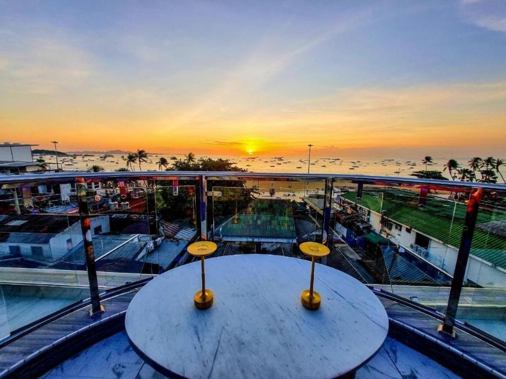 The Globe Hotel, Bar & Restaurant Pattaya Exterior foto
