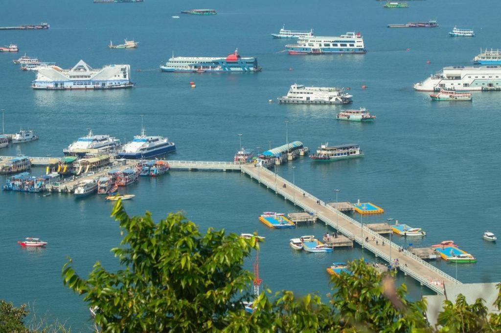 The Globe Hotel, Bar & Restaurant Pattaya Exterior foto