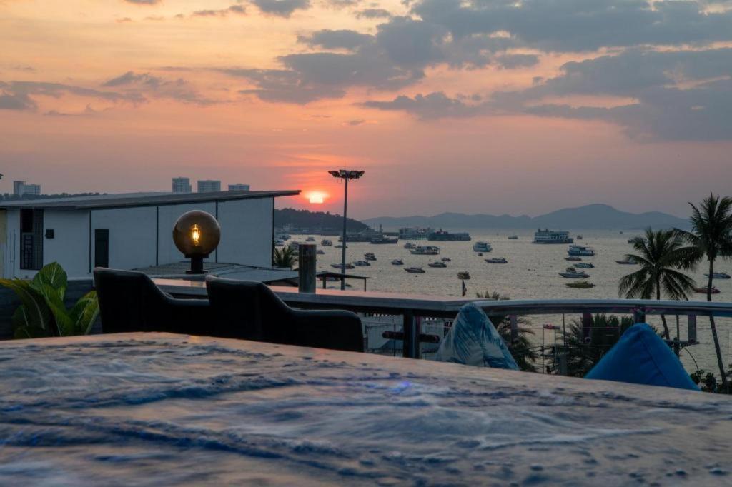 The Globe Hotel, Bar & Restaurant Pattaya Exterior foto